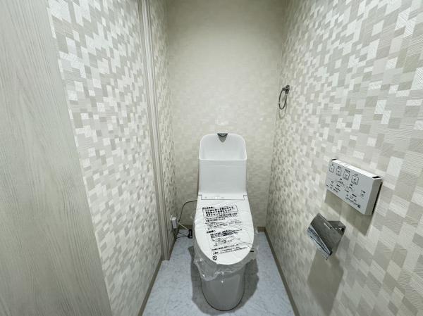 1階トイレは、洗浄機能・脱臭機能を完備、清潔な室内を演出することが可能です。 【内外観】トイレ