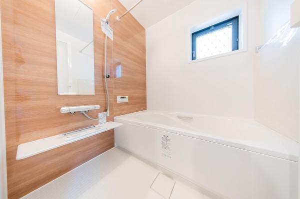 【浴室A号棟】窓付きのバスルームは、採光もあり明るく気持ちの良い空間です。 【内外観】浴室