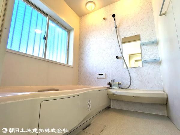 １日の疲れを癒す浴室は広々とした１坪タイプ。 【内外観】浴室