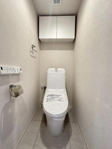 トイレは、洗浄機能を標準完備、清潔な空間が印象的です。 【内外観】トイレ