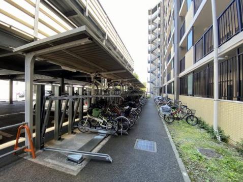 広々スペースの屋根付き駐輪場はご家族の自転車を置くことができます。 【内外観】その他共用部
