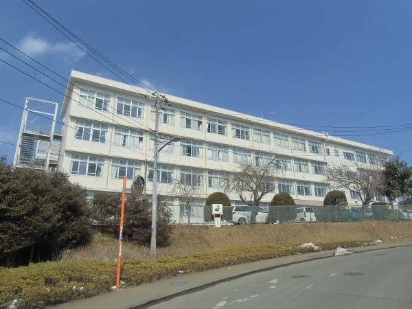 綾瀬市立城山中学校500m	 【周辺環境】中学校