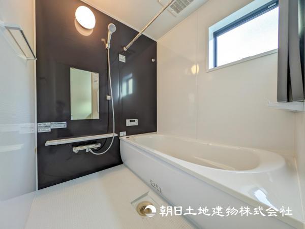 【浴室】近年のシステムバスは浴室で厄介な水垢や排水溝等お掃除が楽になるよう配慮されています 【内外観】浴室
