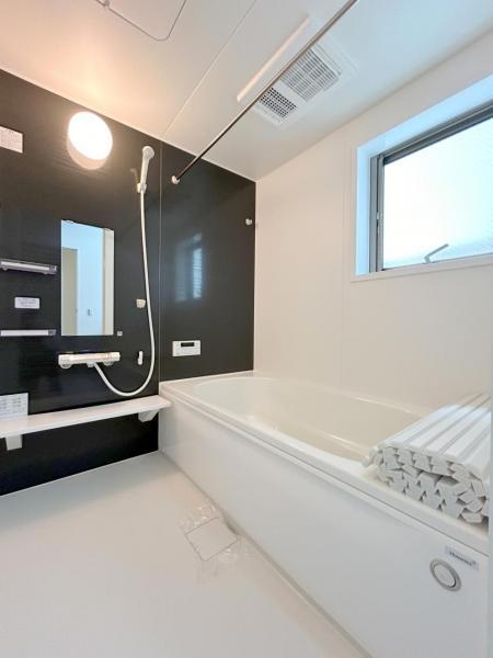 一坪タイプのＴＶ付の浴室暖房乾燥機付浴室で、足を延ばしてゆったり。洗剤や水アカですぐ汚れてしまう浴室もスポンジひとつでぐるりと掃除が完了するこだわりです。 【内外観】浴室