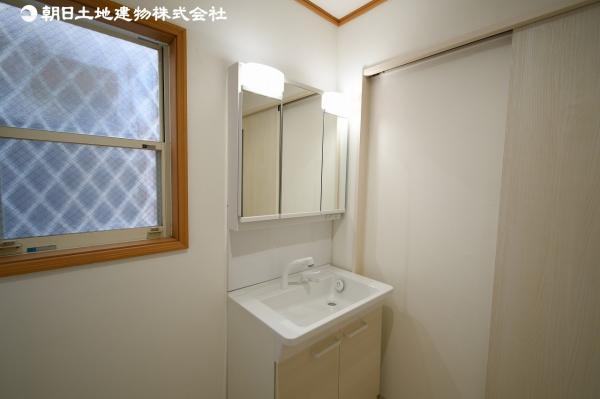 脱衣スペースを含む空間はゆとりの広さを設け、また洗面化粧台の鏡の後ろに収納スペースを設ける事により、散らかりやすい洗面スペースをスッキリ保てます。 【内外観】洗面台・洗面所