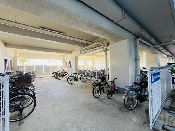 【敷地内駐輪場】マンションの建物内に確保されている駐輪場は台数も多く、雨や風からも愛車を守られるので、人気の設備になります。 【構造】構造・工法・仕様