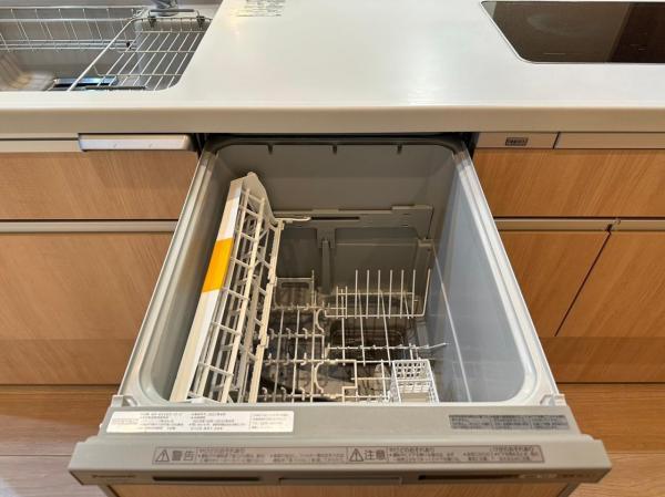 洗浄から乾燥までボタン一つで完結する食洗機付き。大変な洗い物がぐっと短く済みます。乾燥をかけて食器をそのまま保管できるのでキッチンの上に溢れてしまう必要もございません。 【設備】その他設備