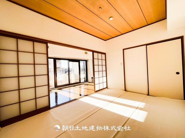【和室】和室には洋室とはまた違った良さがある。畳の香りに癒され、日本を感じることのできる落ち着きある一部屋です。障子からこぼれる光も優しく心穏やかになる空間です。ここでお昼寝なんて・・・贅沢ですね。 【内外観】リビング以外の居室