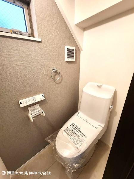 トイレには快適な温水清浄便座付。 【内外観】トイレ