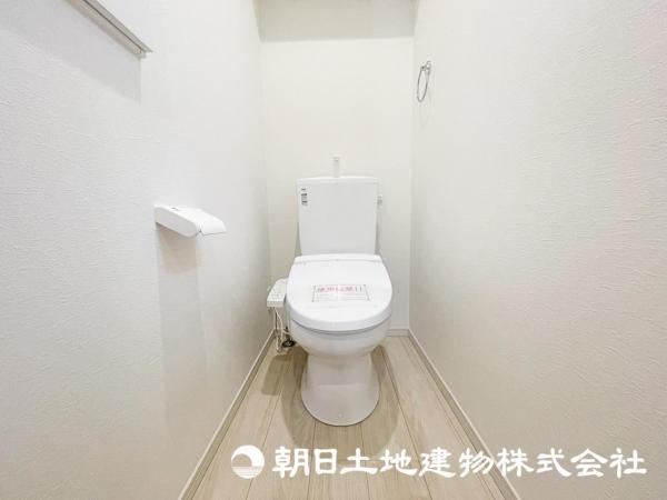 トイレはシンプルで清潔感があり、快適な使用を約束します。 【内外観】現地外観写真