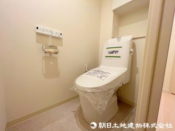 快適な使用感が人気の温水洗浄脱臭暖房機能を搭載。しかも汚れがつきにくく落ちやすい、洗浄力に優れた洗浄機能付トイレ。 【内外観】トイレ