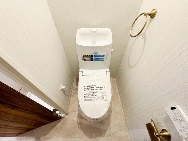 1階トイレは、洗浄機能・脱臭機能を完備。清潔な空間の印象です。 【内外観】トイレ