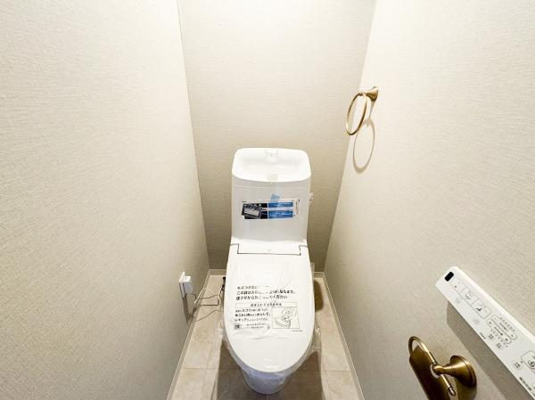 2階トイレも、洗浄機能を標準完備、清潔な空間が印象的です。 【内外観】トイレ