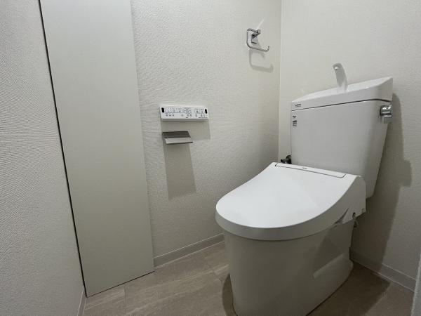 毎日使うトイレには快適な温水洗浄便座付！ 【内外観】トイレ
