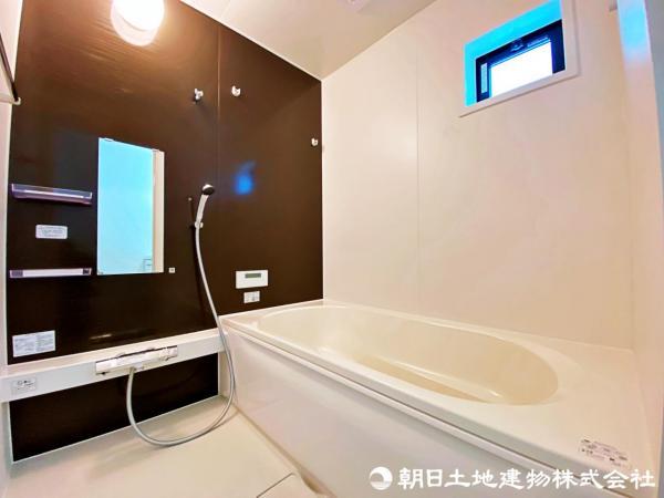 浴室乾燥機が湿気をしっかりと取り除き、快適なバスタイムを保証します。 【内外観】浴室