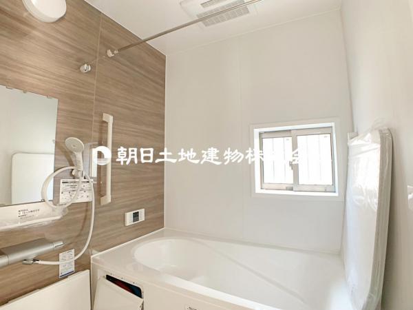 温かさを保つ浴槽など機能的で清潔感溢れる浴室。 【内外観】浴室