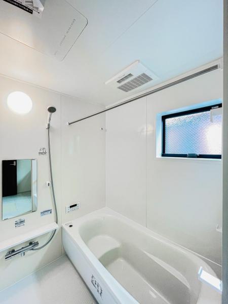 【多機能な一坪タイプの広々浴室】一坪タイプの浴室は、足を延ばし、仰向けにくつろいで入浴出来ます。換気乾燥暖房機付きです。 【内外観】浴室