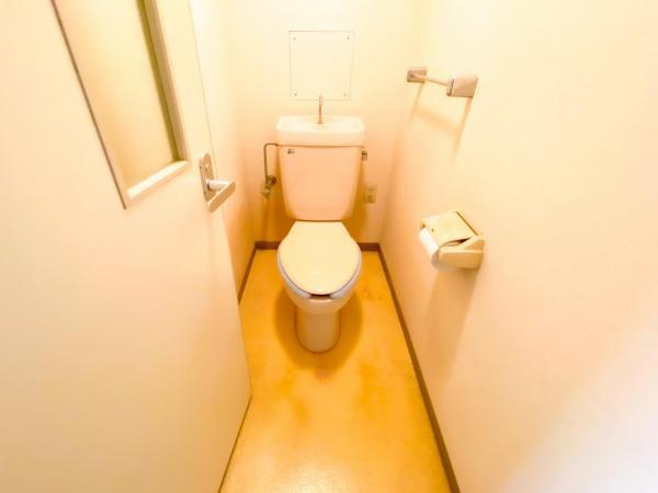 【トイレ】ゆとりある広々スペース 【内外観】トイレ