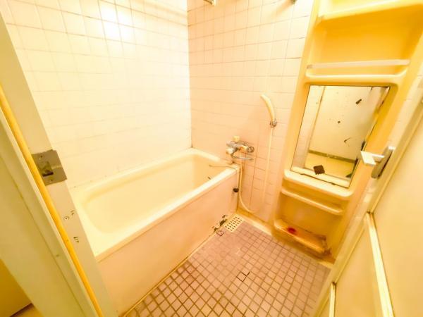 【浴室】化粧台と鏡の付いた浴室スペース！ 【内外観】浴室
