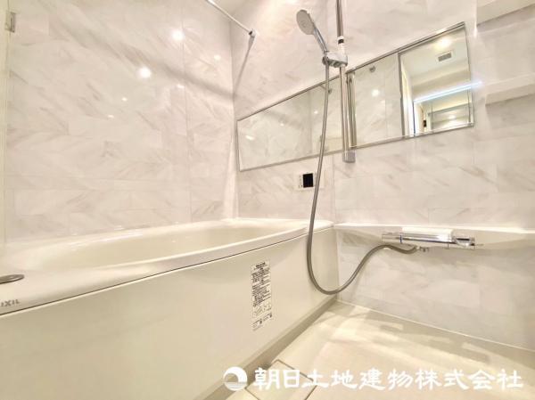 人工大理石調のアクセントパネルを使用し、高級感のあるバスルーム！ 【内外観】浴室