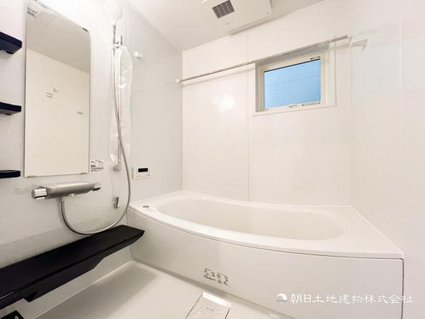 【浴室】ゆったりと寛げる広々バスで足を伸ばしてリラックス。　最新のユニットバスは設備も充実です。 【内外観】浴室