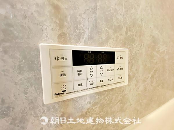 浴室から操作できる追い炊き機能付き給湯リモコン。 【設備】発電・温水設備