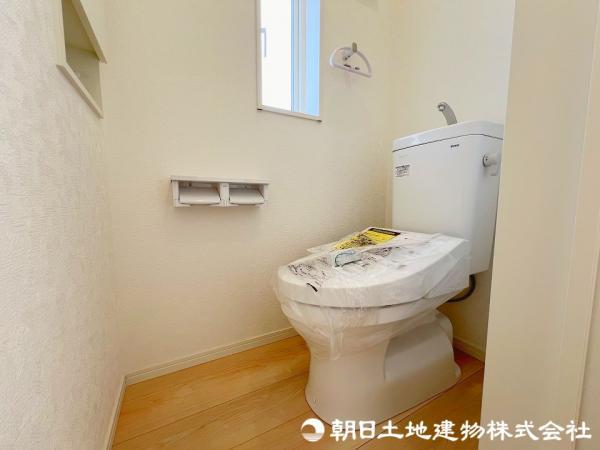 1階・2階にシャワートイレをご用意！フローリング張りの明るく快適な空間です！ 【内外観】トイレ