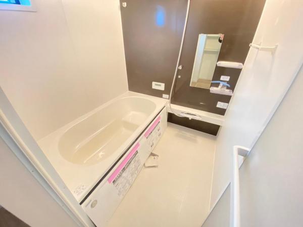 浴室暖房換気乾燥機付きのため浴室内のカビの発生を抑えられます。 【内外観】浴室