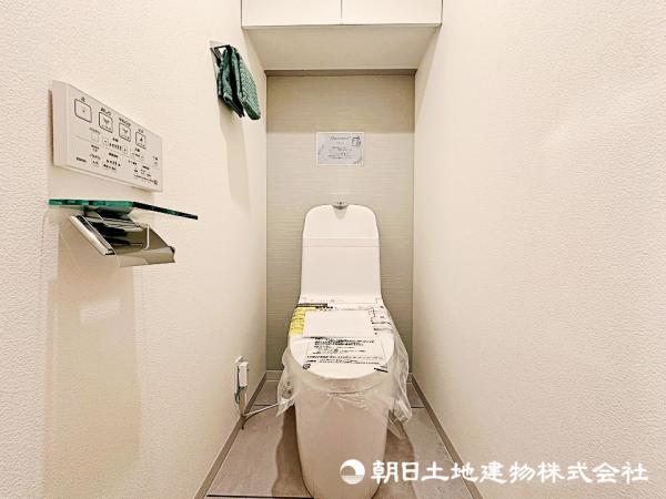 上部収納棚付きシャワートイレを新規採用！清潔感のある快適な空間です！ 【内外観】トイレ