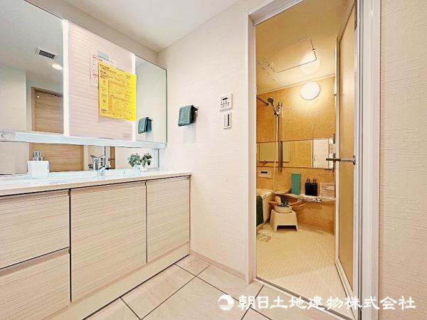大型シャンプードレッサー付きの洗面室。白でまとめられた清潔感のある快適な空間です！ 【内外観】洗面台・洗面所