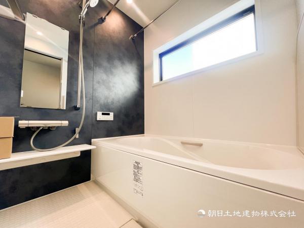 【浴室】ゆったりと寛げる広々バスで足を伸ばしてリラックス。　最新のユニットバスは設備も充実です。 【内外観】浴室