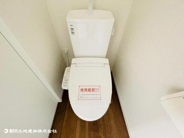 洗浄機能付き便座を標準装備しておりますので快適にご利用いただけます。 【内外観】トイレ