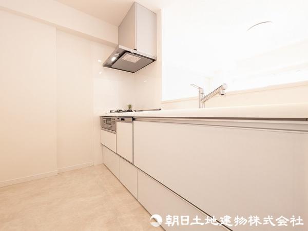 ＜キッチン＞冷蔵庫や食器棚を置いても広い作業スペースがあります。 【内外観】キッチン