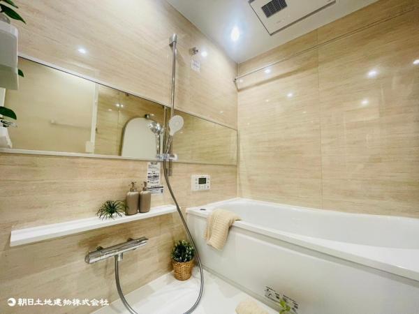 ゆとりある空間で快適にお使いいただけるバスルーム。 【内外観】浴室