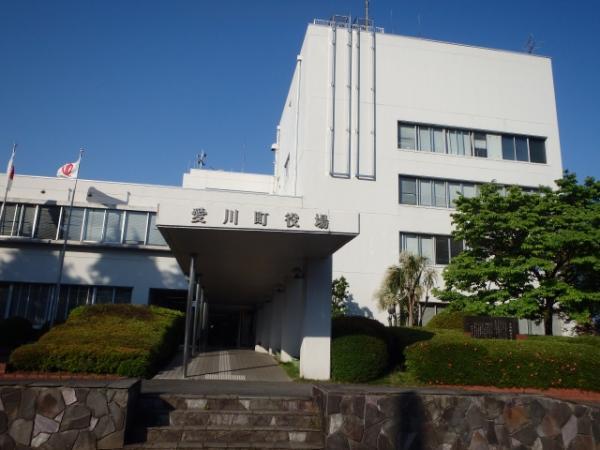【愛川町役場】　 役場は駐車場が広く、建物内も部署がわかりやすくなっており、利用しやすい造りになっています。 【周辺環境】役所