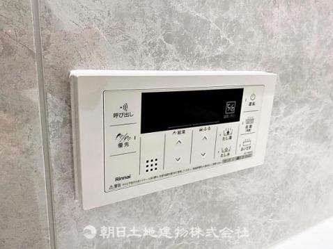 浴室から操作できる追い炊き機能付き給湯リモコンです。 【設備】発電・温水設備