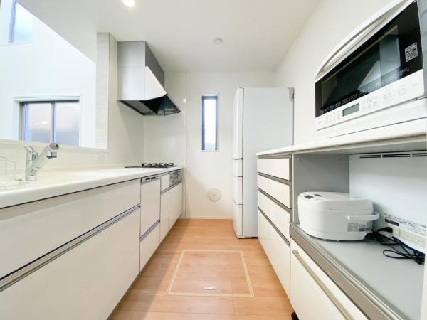 【収納】キッチン背面にシンプルかつ洗練されたデザインの収納スペース 【内外観】キッチン
