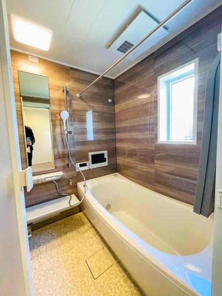 1坪以上の浴室です。足を伸ばしてゆったりバスタイム。追炊き給湯・浴室乾燥機・浴室TV付です。 【内外観】浴室