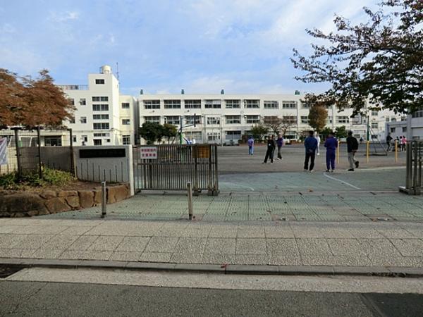 横浜市立金沢小学校まで約1620ｍ 【周辺環境】小学校