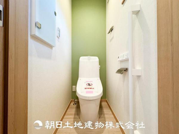 【温水洗浄機能付トイレ】温水洗浄便座は日本が誇るトイレ文化のひとつです。各家庭にも当たり前になりつつある設備のひとつです。お住まい購入時は新しいトイレで気持ちよく。 【内外観】トイレ