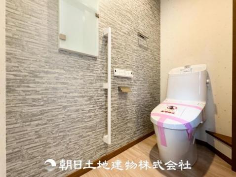 【温水洗浄機能付トイレ】温水洗浄便座は日本が誇るトイレ文化のひとつです。各家庭にも当たり前になりつつある設備のひとつです。お住まい購入時は新しいトイレで気持ちよく。