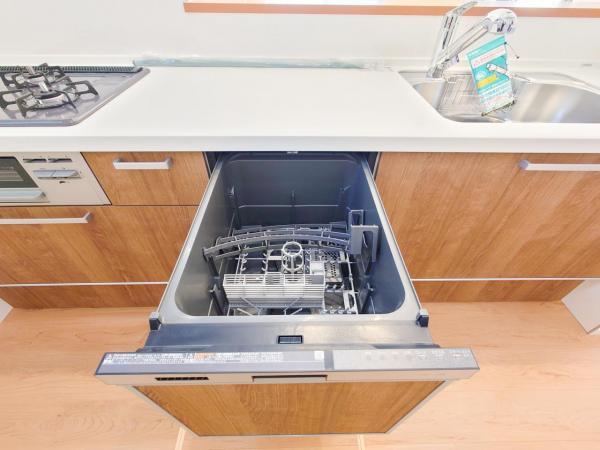 人気の食器洗い乾燥機付システムキッチン。 【内外観】キッチン