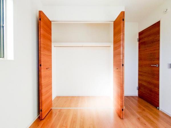 各室収納スペースでお部屋を広く利用できます。 【内外観】収納