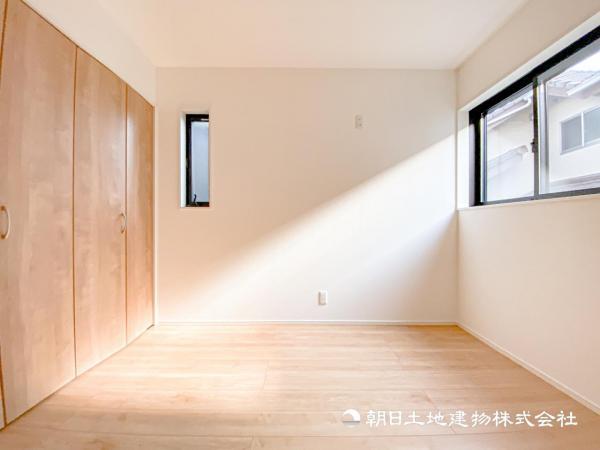 【洋室】光が取り込みやすい2面採光の居室。日当たり良好です。しっかりした大きさのクローゼットを完備！ 【内外観】リビング以外の居室