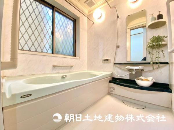 ゆったりとした1坪タイプのバスルーム！白を基調とした清潔感のあるデザインです！ 【内外観】浴室
