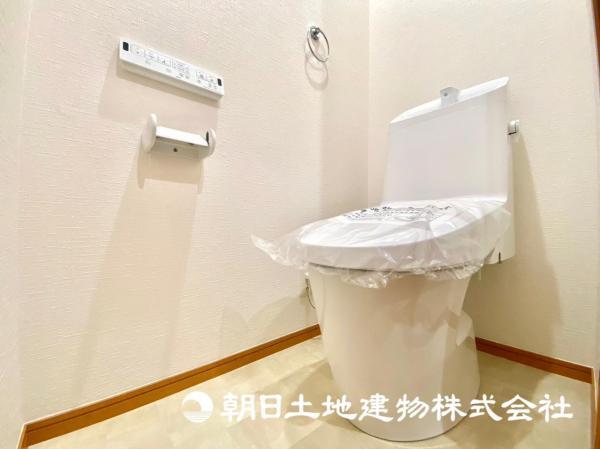 白を基調とした清潔感のあるトイレ！ 【内外観】トイレ