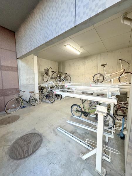 自転車置き場もきれいに管理されています。 【内外観】その他共用部