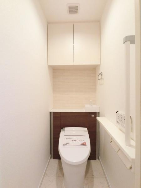 トイレまわり用品の整理に便利な収納棚付きです。 【内外観】トイレ