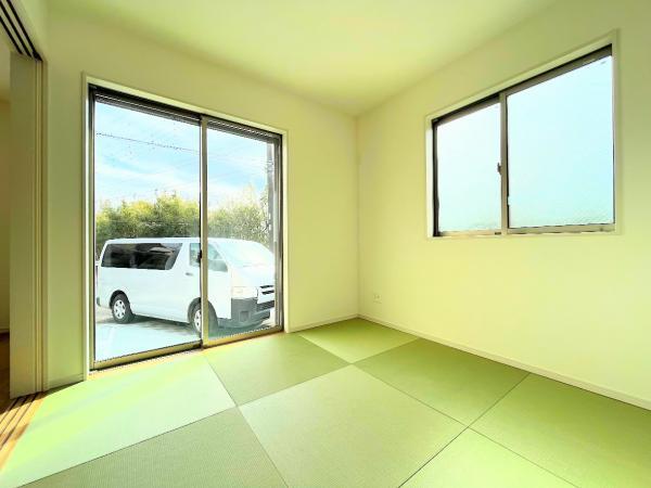 【和室】伝統的な日本情緒のある、温かみと落ち着きが感じられる和室です。来客時や一息つきたいときなどに利用できる用途多様な空間です。 【内外観】リビング以外の居室