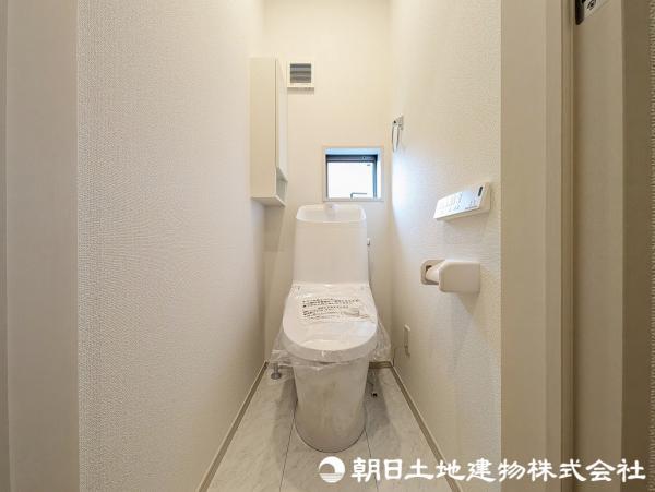 ＜トイレ＞１階３階ウォッシュレット付きトイレです。 【内外観】トイレ